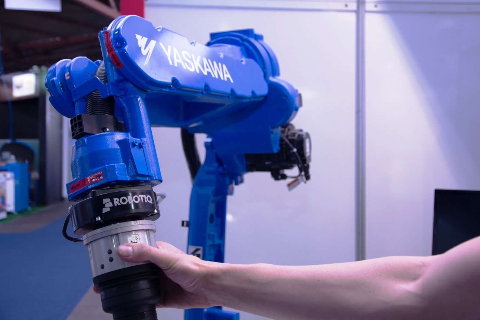 Robô com programação manual é novidade da Yaskawa na Mercopar